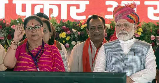वफादारों के कटे नाम लेकिन वफादारों के कटे नाम लेकिन