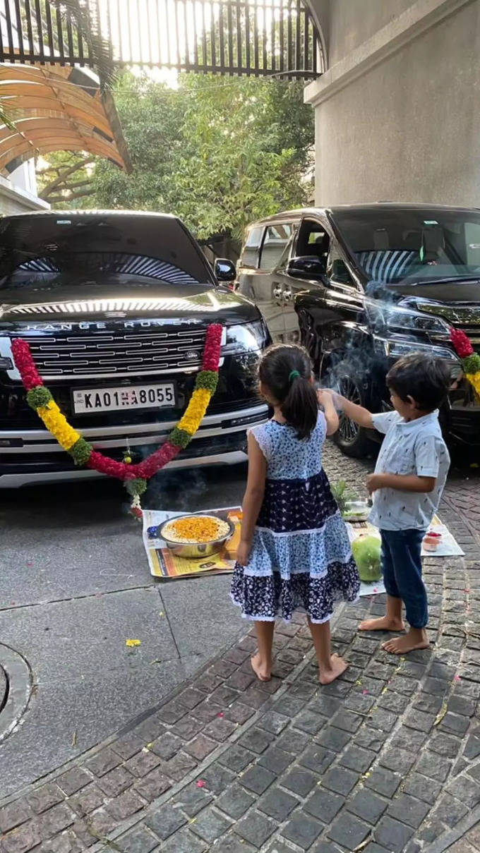 ದುಬಾರಿ ಕಾರ್ ಪೂಜೆ ಮಾಡಿದ ಯಶ್ ಕುಟುಂಬ 