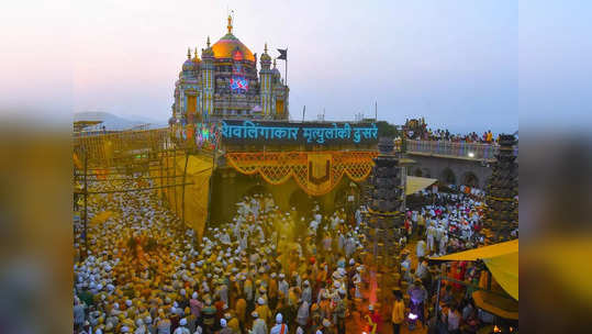 यळकोट यळकोट जय मल्हार,श्री खंडोबारायाच्या पालखी सोहळ्याचं जेजुरी गडकोटातून सिमोल्लंघन, भंडारा खोबऱ्याची उधळण 