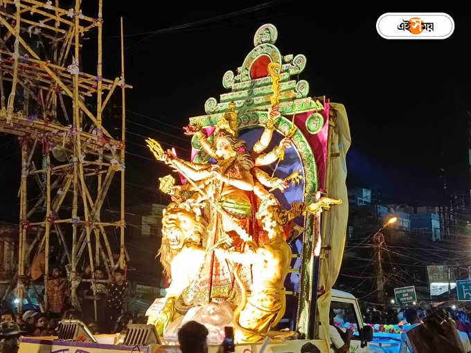 ব্যারাকপুর লোকসভা কেন্দ্রের সাংসদ অর্জুন সিং সহ উপস্থিত আরও অনেকে