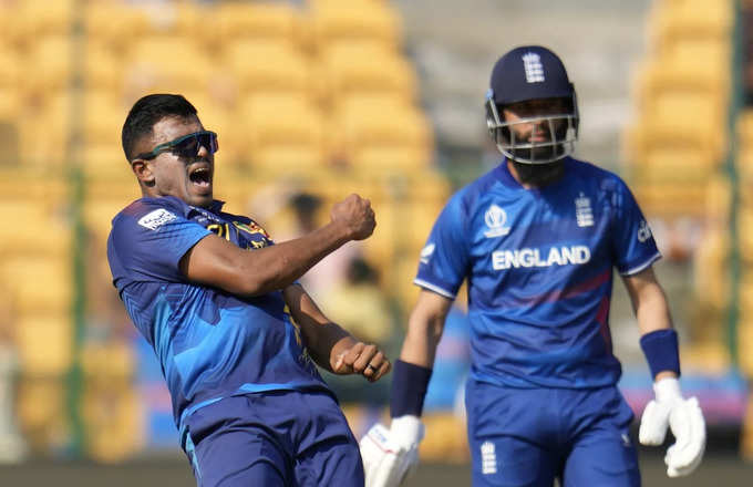 श्रीलंकाई गेंदबाजों ने किया दमदार प्रदर्शन 