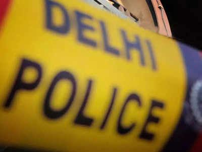 दिल्ली पुलिस के हेड कॉन्स्टेबल के कमर पर रखा चाकू, जेब से उड़ाया कैश