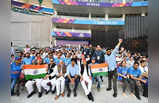 लखनऊ के इकाना में क्रिकेट मैच देखने पहुंचे अखिलेश यादव, दर्शकों के बीच बैठ टीम इंडिया को किया चियर-अप​