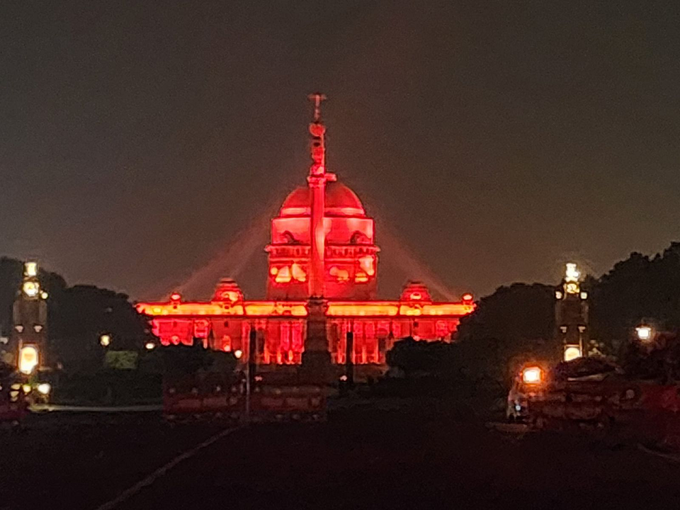 राष्ट्रपति भवन लाल रोशनी में नहाया