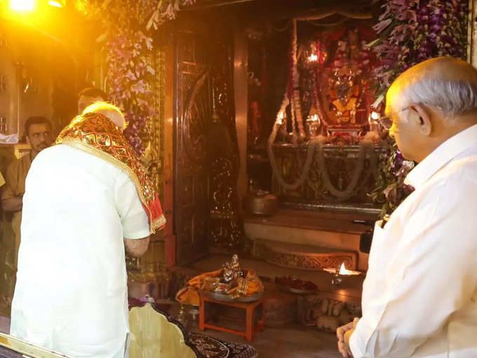 PM Modi in temple ambaji