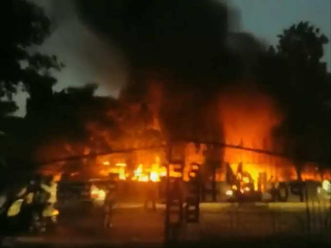 ​एनसीपी कार्यालय संग व‍िधायक का घर जलाया