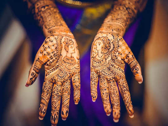 Karwa Chauth Mehndi: दिल्ली की इन मार्केट में सस्ते में मेहंदी लगवाने के साथ कर सकते हैं ये 2 काम और