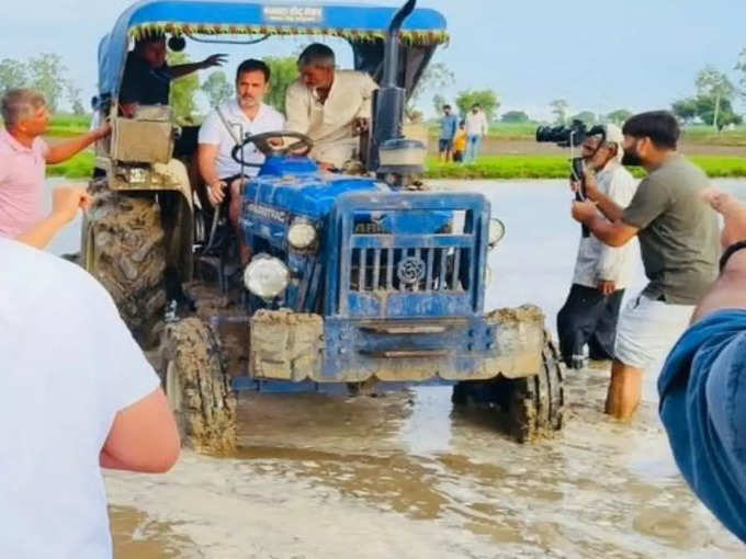 రైతుగా మారిన రాహుల్ గాంధీ.. కొడవలి పట్టి పంట కోసిన కాంగ్రెస్ నేత