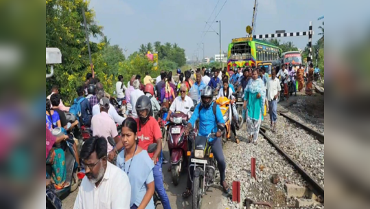 சிக்னல் கோளாறு காரணமாக திறக்கப்படாத ரயில்வே கேட்; காஞ்சிபுரம் அரக்கோணம் சாலையில் பொதுமக்கள் அவதி!