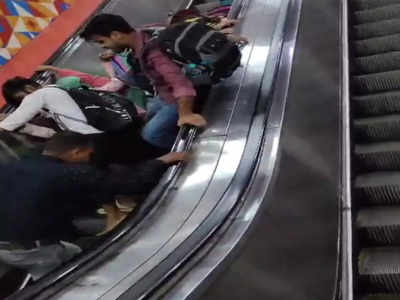 आगरा कैंट रेलवे स्टेशन के एस्केलेटर में फंसा बैग, यात्रियों में मची भगदड़