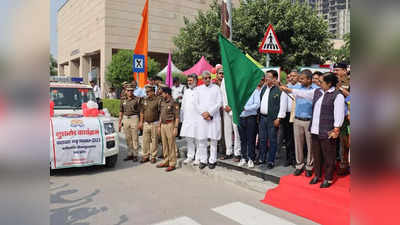 नोएडा में यातायात माह का आगाज, कमिश्नर लक्ष्मी सिंह ने हरी झंडी दिखाकर वाहनों को किया रवाना