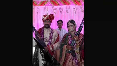 गोरखपुरः शादी में असलहे के साथ फोटो वायरल हुआ तो जेल पहुंच गए दूल्हे राजा, दुलहन फरार