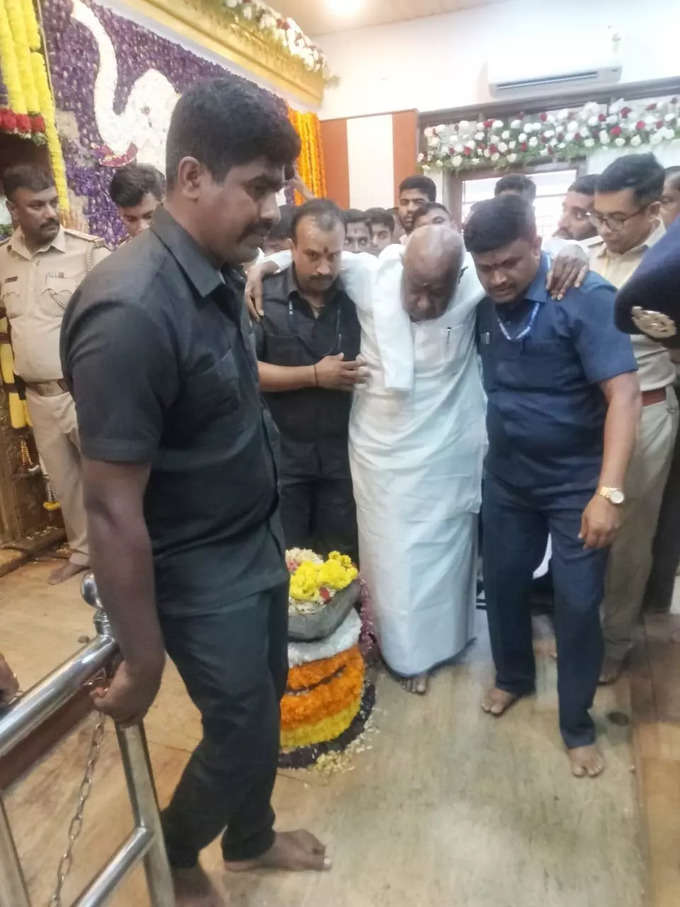 former prime minister hd deve gowda visits hasanamba temple on wheelchair with his family