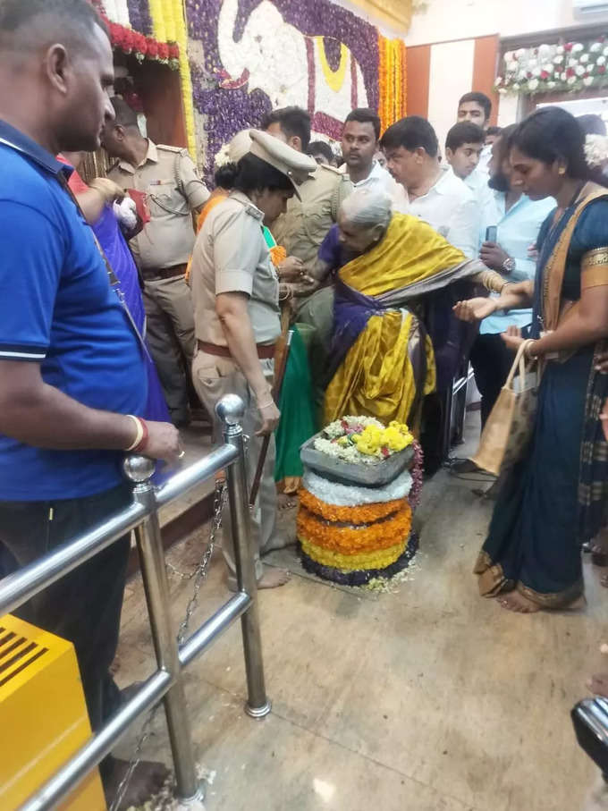 former prime minister hd deve gowda visits hasanamba temple on wheelchair with his family