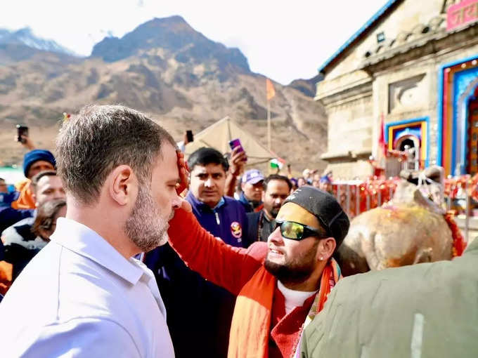 राहुल गांधी धाम के पुजारियों से मिले