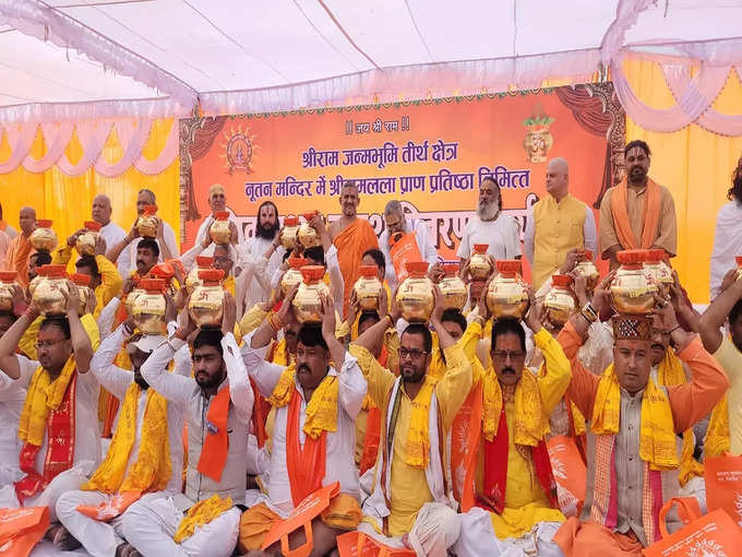 अस्थाई राम मंदिर में हुई पूजा