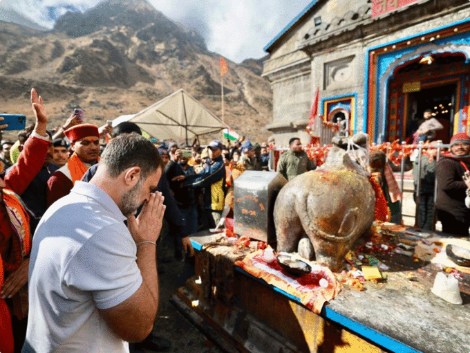 माला पहने राहुल गांधी भी आए नजर