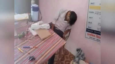हमीरपुर के प्राइमरी स्कूल में नशे में झूमते शिक्षक, लोग जगाते रहे और वे सो गए, BSA ने कर दिया सस्पेंड