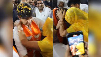 MP Politics: प्रचार के दौरान भावुक हुए सिंधिया, बुजुर्ग महिला को लगाया गले