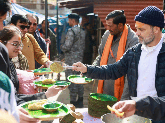 धाम में भंडारा लगाया​