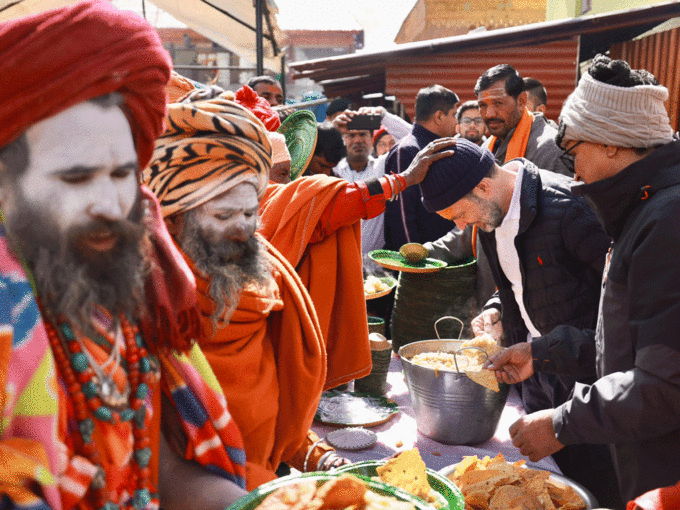 साधु और संतों से लिया आशीर्वाद