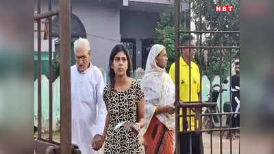 Chhattisgarh Election: 3 दिन पहले नक्सलियों ने की थी पिता की हत्या, बुजुर्ग दादा का हाथ पकड़ वोट डालने पहुंची बहादुर बेटी