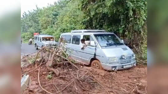 பெரியார் நீர்வீழ்ச்சி அருகில் மண் சரிவு...  போக்குவரத்து பாதிப்பு