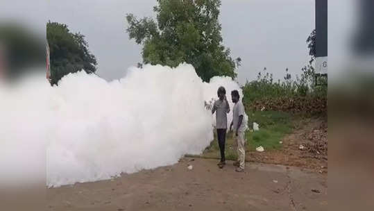 மதுரை அவனியாபுரத்தில் பரபரப்பு! சாலை எங்கும் பறக்கும் வெண் நுரை!நடவடிக்கை எடுக்காத மாநகராட்சி!