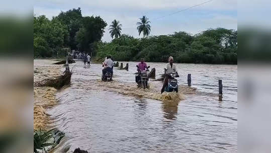 கோமுகி ஆற்றில் வெள்ளப்பெருக்கு: ஆபத்தை உணராமல் செல்லும்  வாகன ஓட்டிகள்