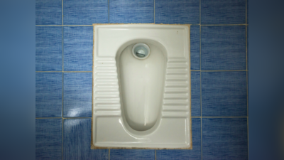 इंडियन टॉयलेट सीट पर जमी कैसी भी गंदगी मिनटों में होगी छूमंतर, केमिकल क्लीनर्स की जगह इन 3 चीजों से करें सफाई