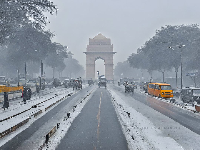 इंडिया गेट पाहा कसा बर्फामुळे चमकतोय