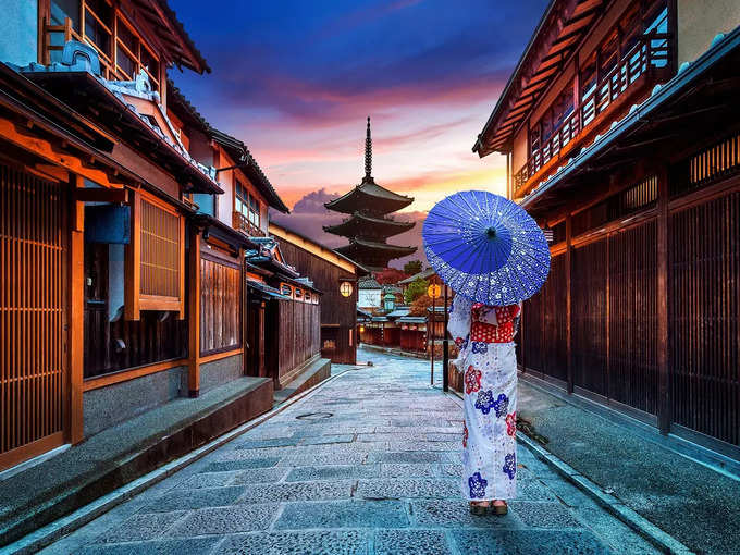 asian-woman-wearing-japanese-traditional-kimono-yasaka-pagoda-sannen-zaka-street-kyoto-japan