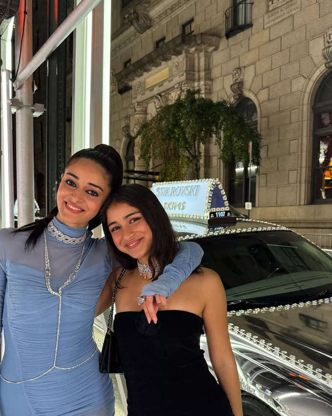 Ananya Panday with sister