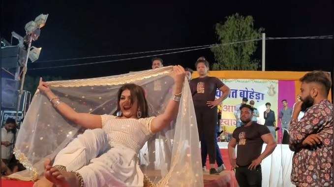 Gori Nagori Dance: कुर्ती ये गीली गीली, गोरी नागोरी ने पाकिस्‍तानी मुजरे पर बरपाया कहर, लेट-लेटकर क‍िया डांस 