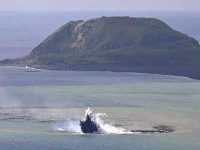 ज्वालामुखीनंतर उदयास आले नवे बेट, जपानजवळील समुद्रातील घडामोड