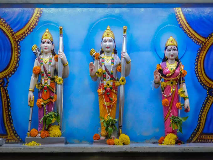 यहां है राम और सीता सहित तीनों भाइयों की फोटो 