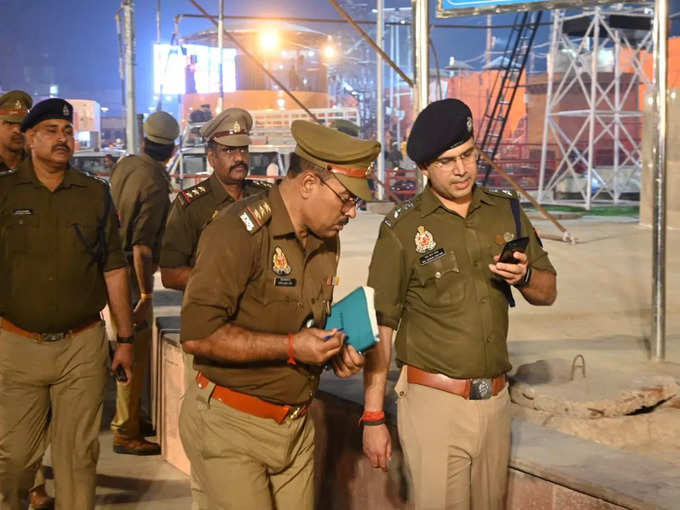 अयोध्या में दीपोत्सव की तैयारियों का जायजा लेते पुलिस अधिकारी