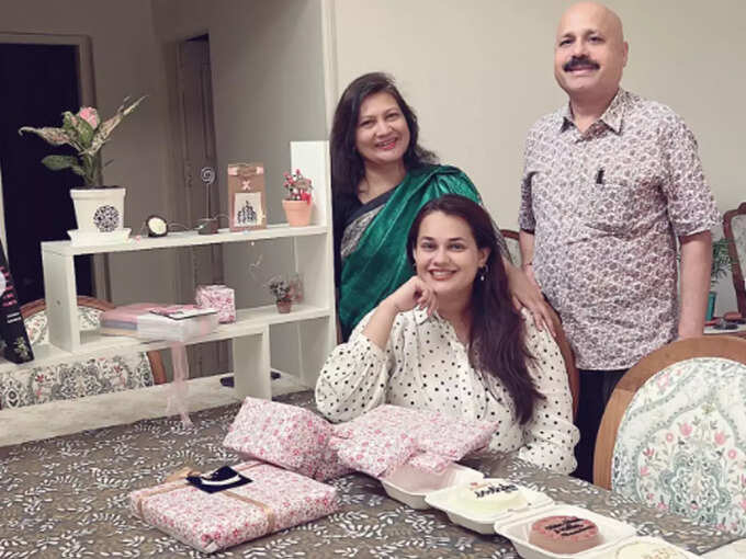 बर्थडे पर टीना डाबी की फैमिली फोटो बर्थडे पर टीना डाबी की फैमिली फोटो