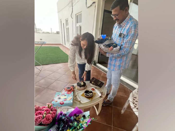 IAS पति प्रदीप गवांडे संग टीना डाबी ने काटा केक, बेटा भी है साथ