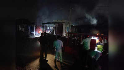 कुशीनगर में दुकान में लगी आग की चपेट में आए कई सिलिंडर फटने से हादसा, देर से पहुंची फायर ब्रिगेड