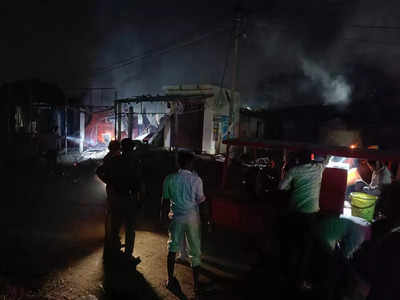 कुशीनगर में दुकान में लगी आग की चपेट में आए कई सिलिंडर फटने से हादसा, देर से पहुंची फायर ब्रिगेड