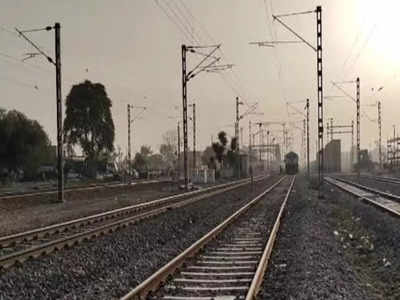 धुएं के चलते देवरिया में अचानक बजने लगा शहीद एक्सप्रेस ट्रेन का फायर अलार्म, मच गई दहशत