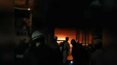 Delhi Fire: दिल्ली के शकरपुर में रिहायशी बिल्डिंग में लगी आग, एक महिला की दर्दनाक मौत कई घायल
