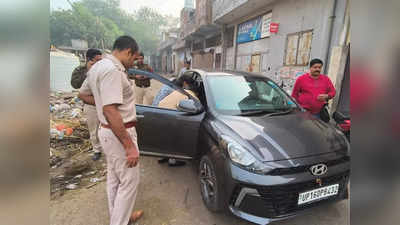 दिल्ली में कार में मिली खून से लथपथ लाश, पुलिस फोरेंसिक टीम के साथ मिल जांच में जुटी