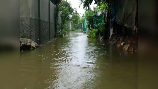 நாகையில் கொட்டி தீர்த்த கனமழை...வீட்டை விட்டு வெளியே வர முடியாமல் தவிக்கும் மக்கள்!