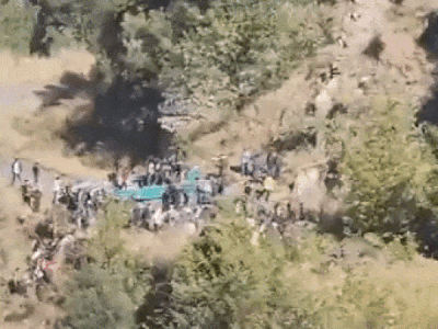 कश्मीर में बड़ा हादसा, 300 फीट गहरी खाई में गिरी बस, 36 की मौत, 19 घायल
