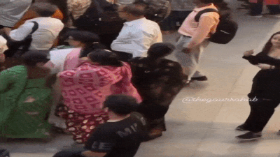 Delhi Metro Video: ओ तेरी! दिल्ली मेट्रो में LIVE चोरी देखकर दंग रह जाएंगे, इन महिलाओं से जरा संभलकर रहना
