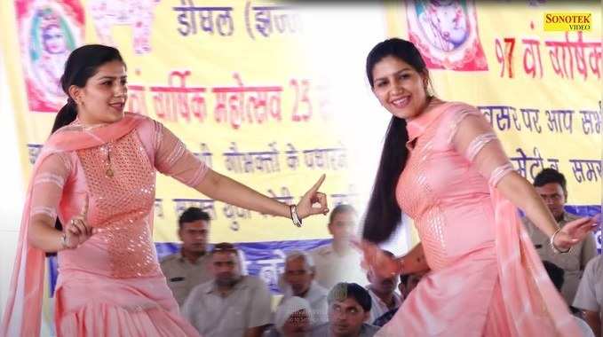 Sapna Dance: झज्‍जर में गौ भक्‍तों के बीच गुलाबी सूट में जमकर नाचीं सपना चौधरी, साली का ठुमका पर लूटी महफिल 