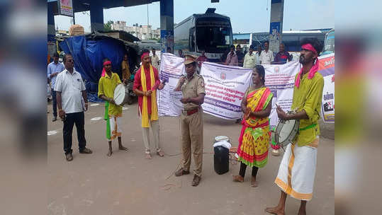 கள்ளச்சாராயம் மற்றும் போதை பொருட்களால் ஏற்படும் தீமைகள் குறித்து பாடல் பாடிய காவல் ஆய்வாளர்...திருச்சியில் விழிப்புணர்வு நிகழ்ச்சி!