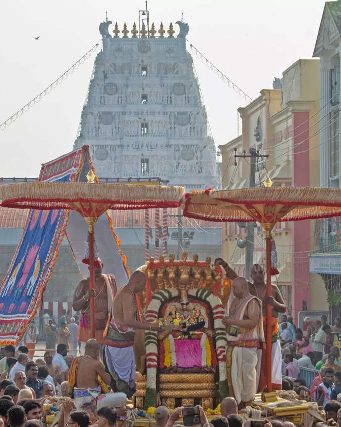 ஒவ்வொரு நாளும் ஒரு வாகனம் என சேஷ வாகனம், பெரிய சேஷ வாகனம், கஜ வாகனம், சிம்ம வாகனங்களிர் வீதி உலா வருகிறார்.